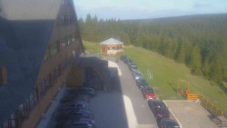 Parkoviště a hlavní vchod