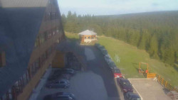 Parkoviště a hlavní vchod