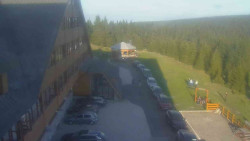 Parkoviště a hlavní vchod