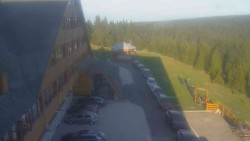 Parkoviště a hlavní vchod