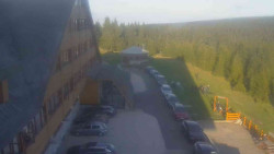 Parkoviště a hlavní vchod