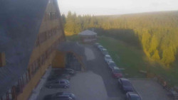 Parkoviště a hlavní vchod