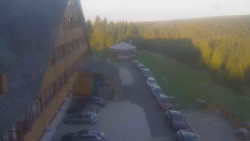 Parkoviště a hlavní vchod