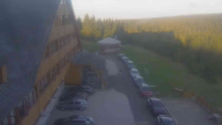 Parkoviště a hlavní vchod
