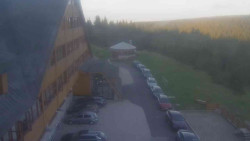Parkoviště a hlavní vchod