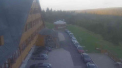 Parkoviště a hlavní vchod