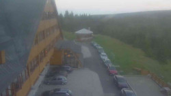 Parkoviště a hlavní vchod