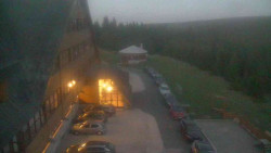 Parkoviště a hlavní vchod