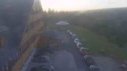 Parkoviště a hlavní vchod