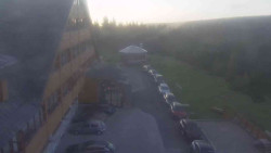Parkoviště a hlavní vchod