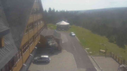 Parkoviště a hlavní vchod