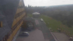 Parkoviště a hlavní vchod