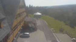Parkoviště a hlavní vchod