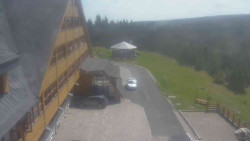 Parkoviště a hlavní vchod