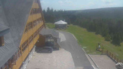 Parkoviště a hlavní vchod