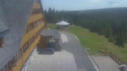 Parkoviště a hlavní vchod