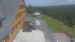 Parkoviště a hlavní vchod