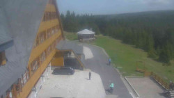 Parkoviště a hlavní vchod
