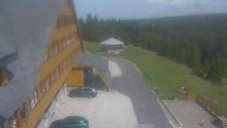 Parkoviště a hlavní vchod