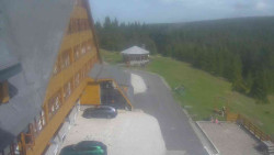 Parkoviště a hlavní vchod