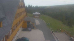 Parkoviště a hlavní vchod