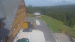 Parkoviště a hlavní vchod