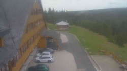 Parkoviště a hlavní vchod