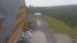 Parkoviště a hlavní vchod