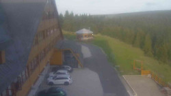 Parkoviště a hlavní vchod