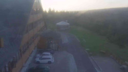 Parkoviště a hlavní vchod