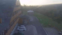 Parkoviště a hlavní vchod