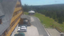 Parkoviště a hlavní vchod