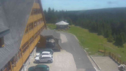 Parkoviště a hlavní vchod
