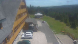 Parkoviště a hlavní vchod