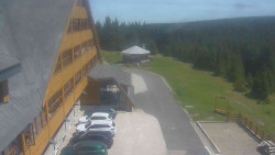 Parkoviště a hlavní vchod