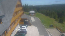 Parkoviště a hlavní vchod