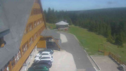 Parkoviště a hlavní vchod