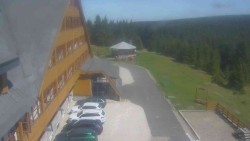Parkoviště a hlavní vchod