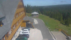 Parkoviště a hlavní vchod