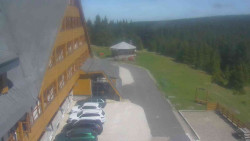 Parkoviště a hlavní vchod