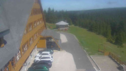 Parkoviště a hlavní vchod