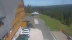 Parkoviště a hlavní vchod