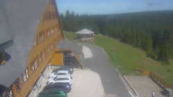 Parkoviště a hlavní vchod
