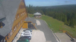 Parkoviště a hlavní vchod