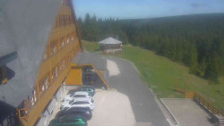 Parkoviště a hlavní vchod