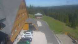 Parkoviště a hlavní vchod