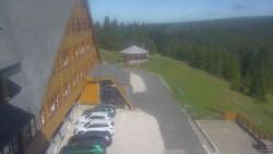 Parkoviště a hlavní vchod