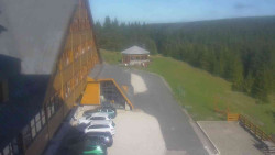 Parkoviště a hlavní vchod