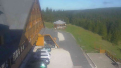 Parkoviště a hlavní vchod