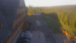 Parkoviště a hlavní vchod